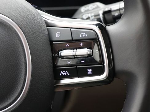 Used 2025 Kia Carnival FWD image 19