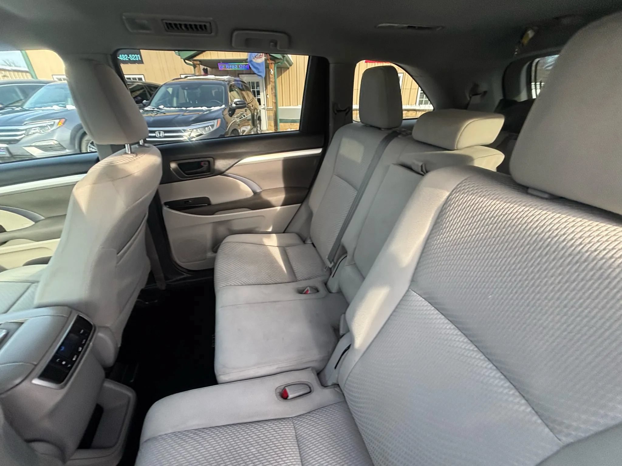 Used 2018 Toyota Highlander LE w/ Carpet Mat Package (TMS) AWD/4WD image 23