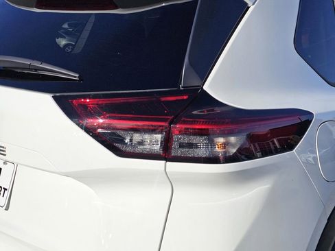 Used 2024 Nissan Rogue S image 9