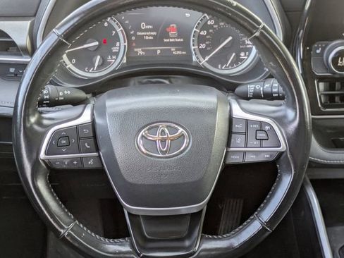Used 2022 Toyota Highlander XLE image 13