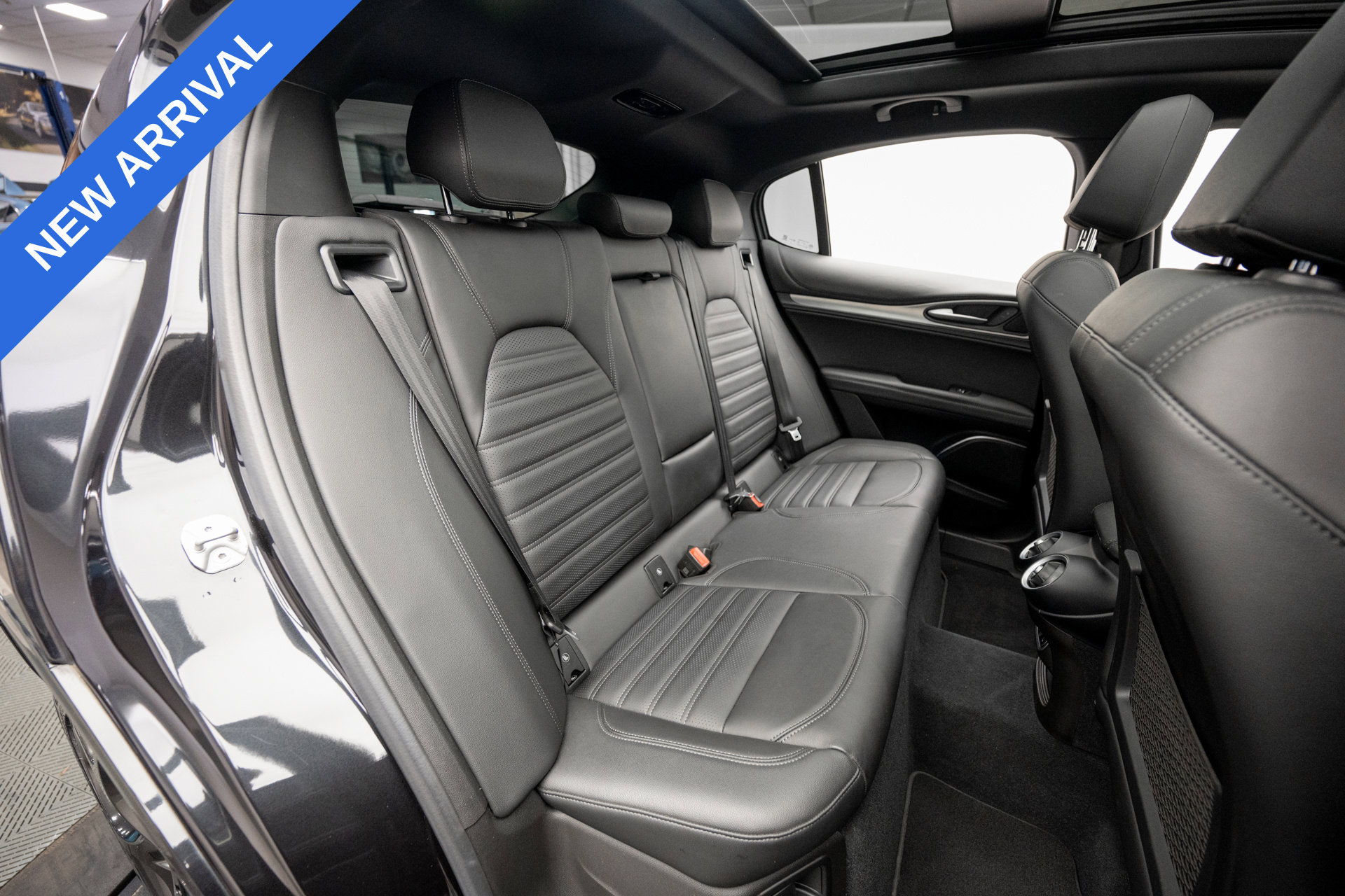 Used 2023 Alfa Romeo Stelvio Veloce AWD/4WD image 19