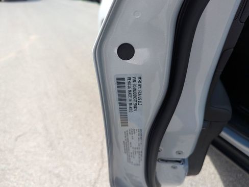 New 2026 Jeep Compass Latitude image 38