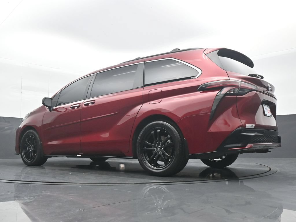 Used 2024 Toyota Sienna XSE FWD image 31