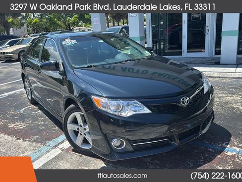 Used 2012 Toyota Camry SE w/ Leather Pkg FWD image 2