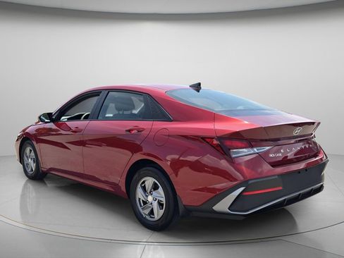Certified 2025 Hyundai Elantra SE FWD image 7