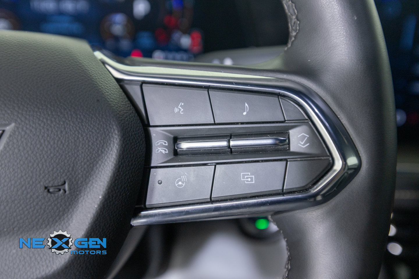 Used 2025 Chevrolet Suburban Premier AWD/4WD image 18