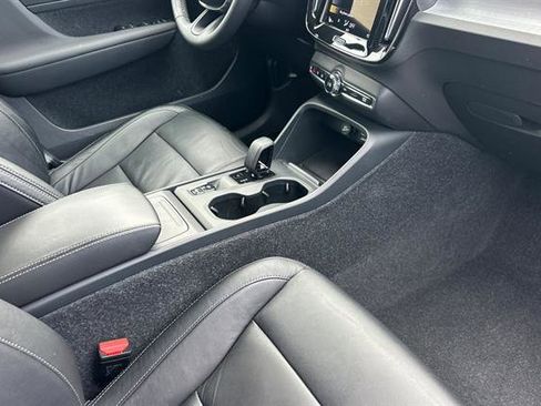 Used 2022 Volvo XC40 T5 Momentum image 16