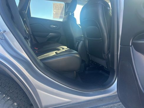 Used 2021 Jeep Cherokee Latitude Lux w/ Mopar Interior Package image 16