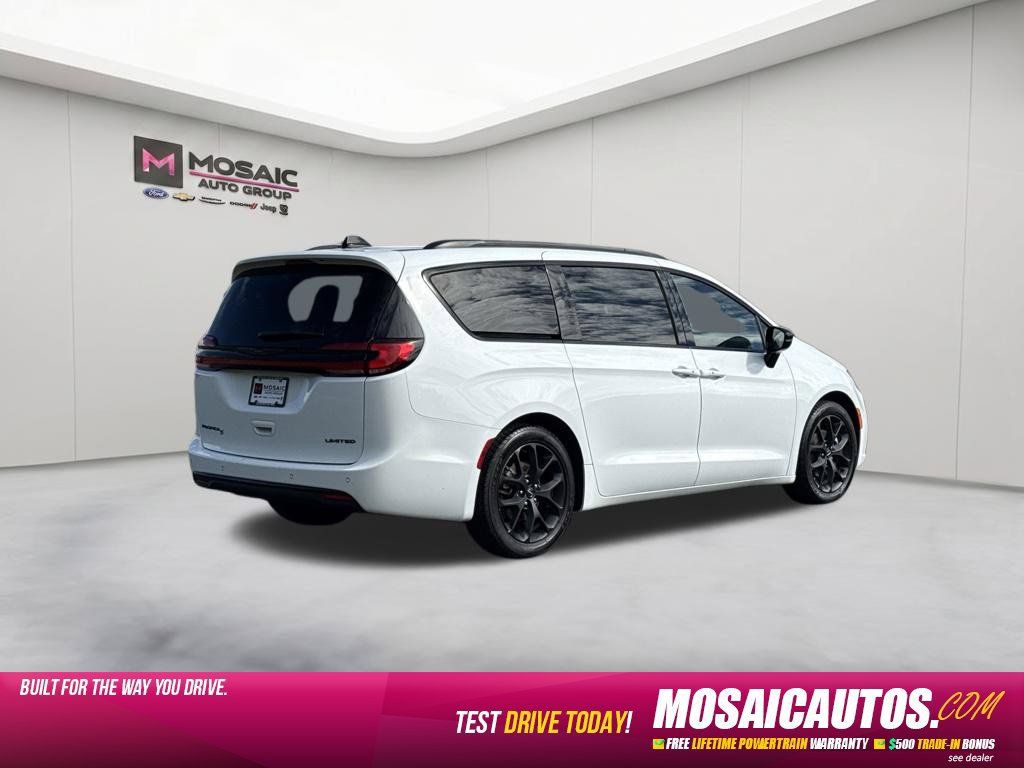 Used 2025 Chrysler Pacifica Limited FWD image 7