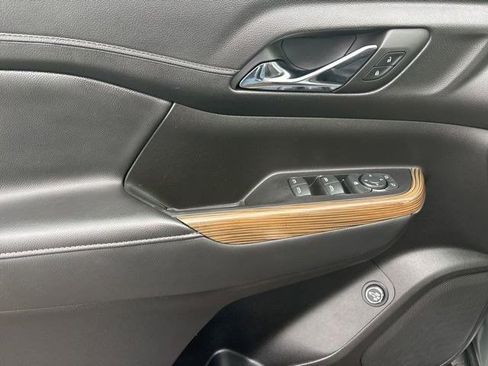Used 2023 GMC Acadia SLE w/ Driver Convenience Package FWD image 12