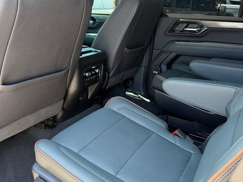 Used 2025 GMC Yukon AT4 w/ AT4 Premium Package AWD/4WD image 9