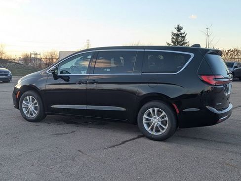 New 2026 Chrysler Pacifica Select image 4