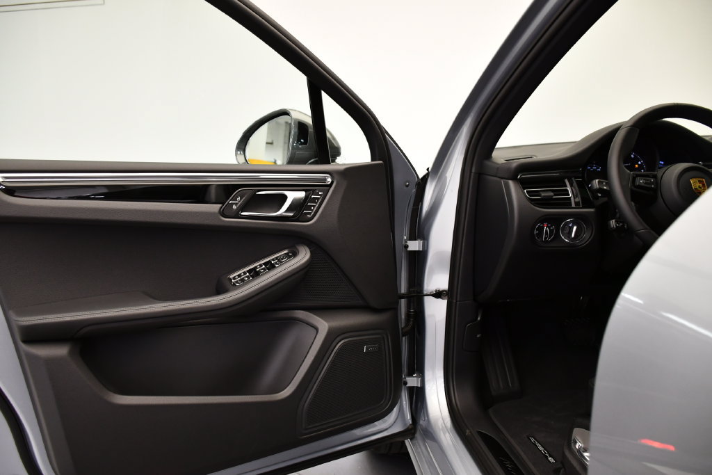 Certified 2026 Porsche Macan Turbo AWD/4WD image 35