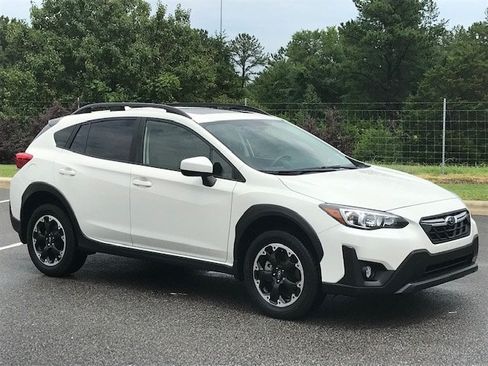 Certified 2022 Subaru Crosstrek 2.0i Premium w/ Moonroof Package AWD/4WD image 2