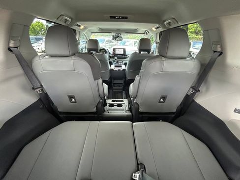 Used 2024 Toyota Sienna XLE FWD image 15