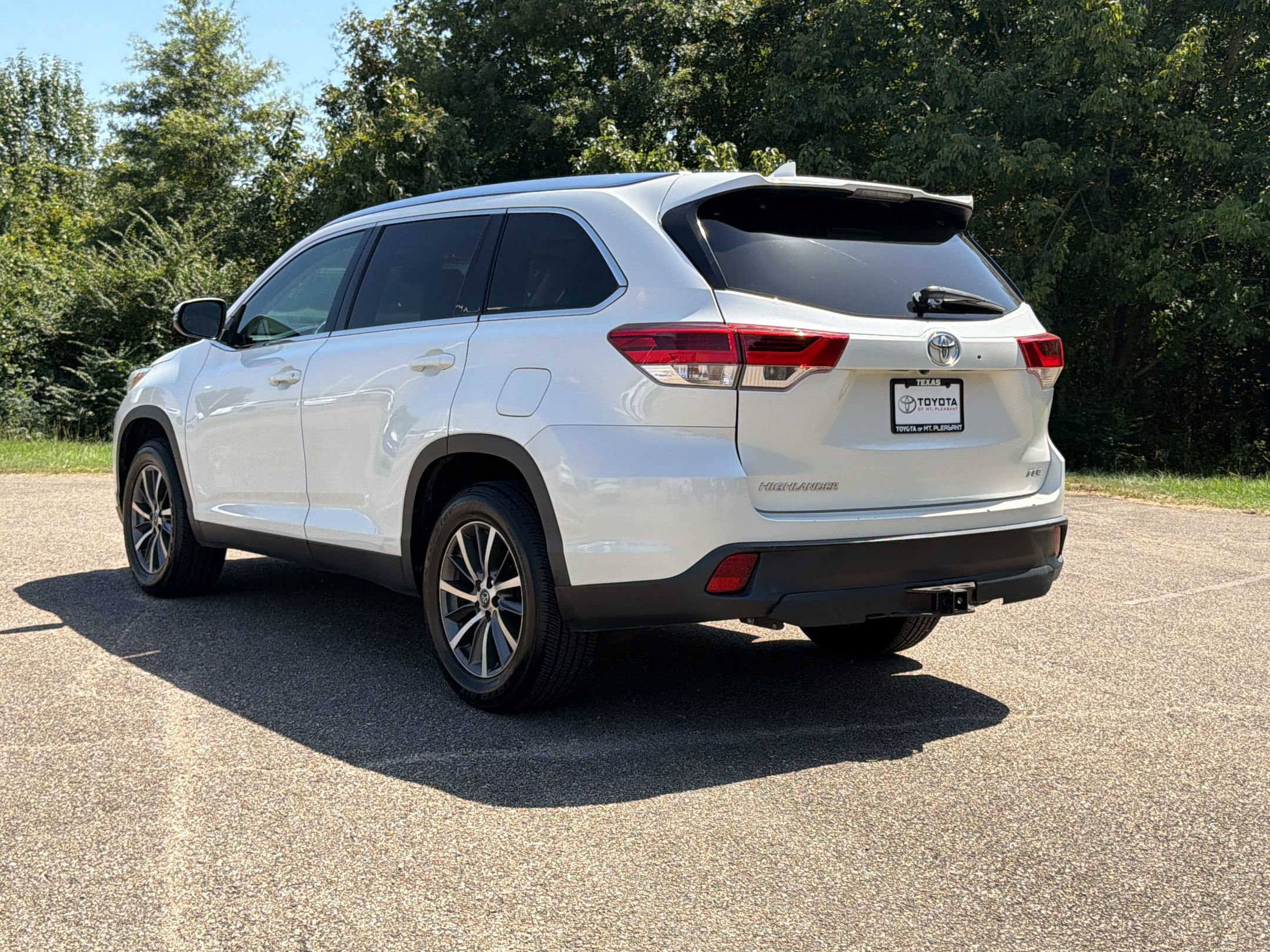 Used 2019 Toyota Highlander XLE FWD image 3