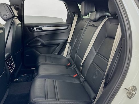 Used 2023 Porsche Cayenne Platinum Edition image 7