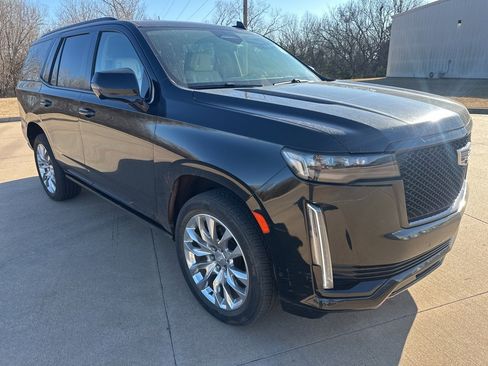 Used 2022 Cadillac Escalade Sport Platinum w/ LPO, ONYX Package image 4