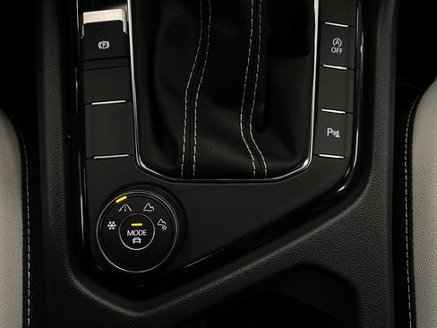 New 2025 Volkswagen Taos SE image 23