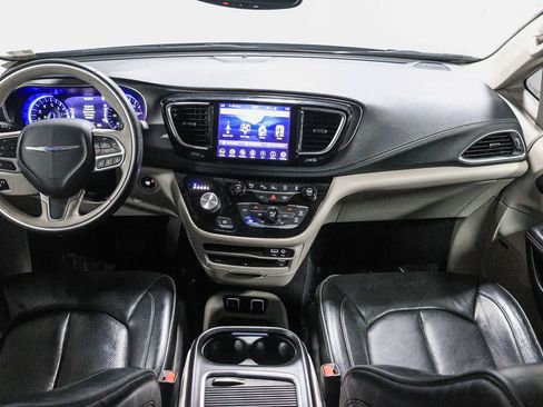 Used 2019 Chrysler Pacifica Limited w/ Advanced Safetytec Group FWD image 14