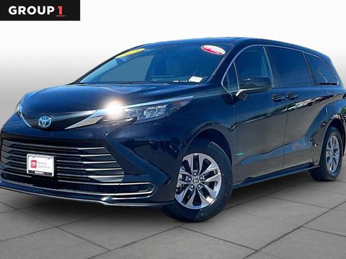 Certified 2025 Toyota Sienna LE FWD image 1