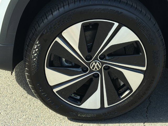 Used 2025 Volkswagen Taos SE AWD/4WD image 16