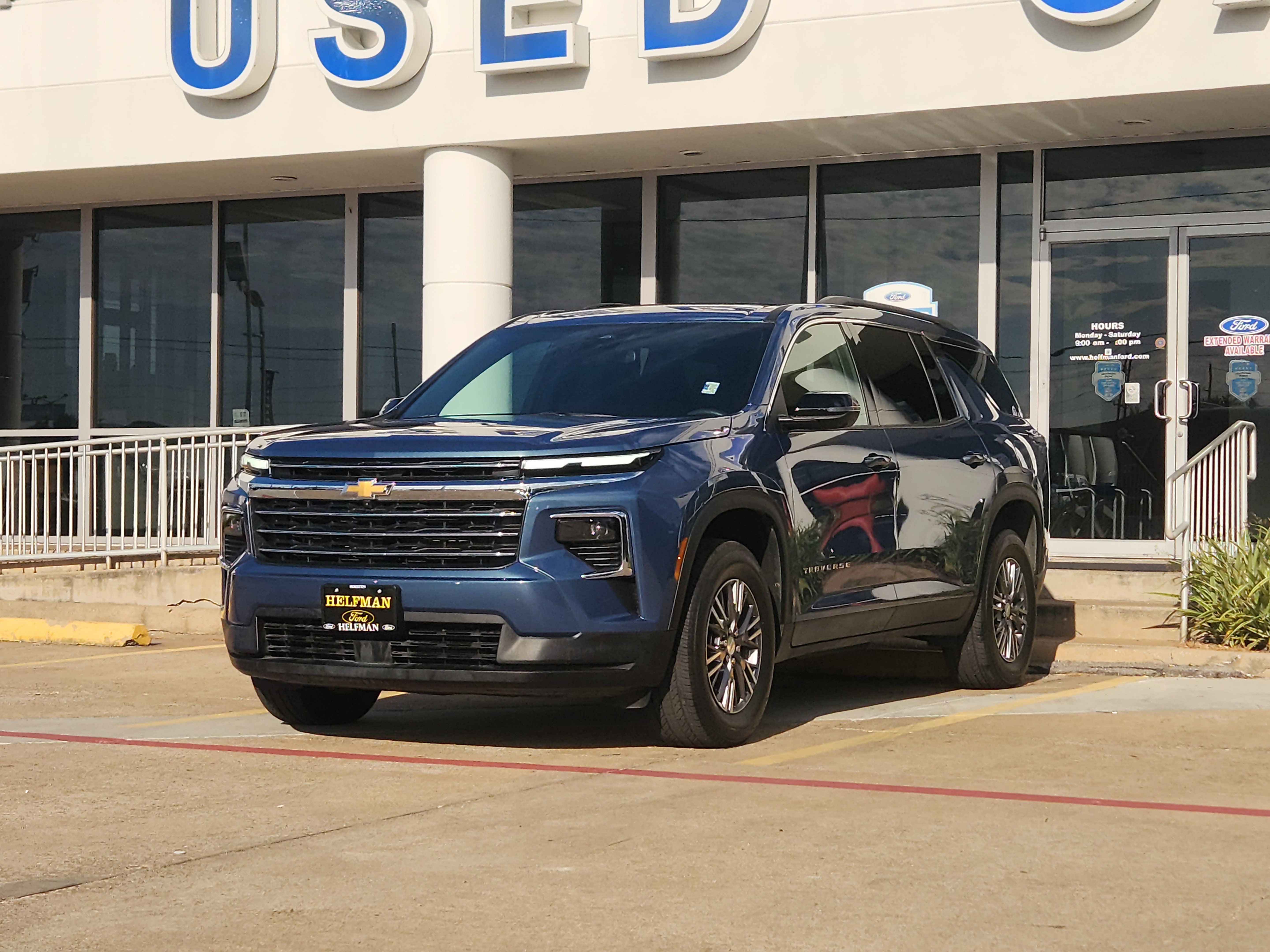 Used 2025 Chevrolet Traverse LT w/ Driver Confidence Package FWD image 2