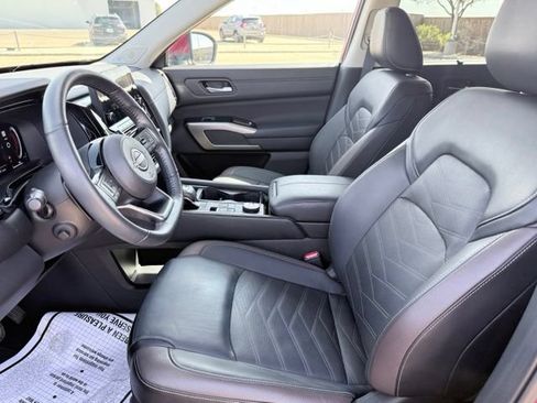 Certified 2024 Nissan Pathfinder Platinum AWD/4WD image 16