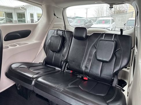 Used 2024 Chrysler Pacifica Touring-L FWD image 10
