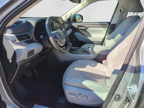 New 2026 Toyota Highlander Limited image 12
