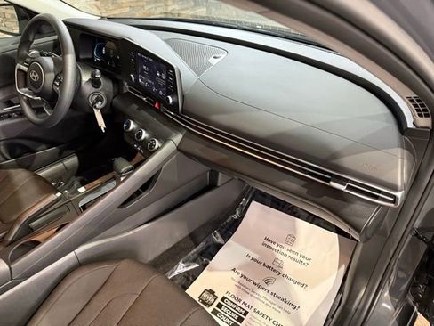 New 2025 Hyundai Elantra SE image 27