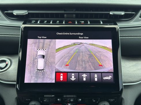 Used 2025 Jeep Grand Cherokee Limited w/ Luxury Tech Group II AWD/4WD image 28