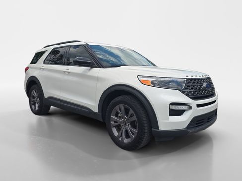 Used 2022 Ford Explorer XLT w/ Equipment Group 202A AWD/4WD image 8
