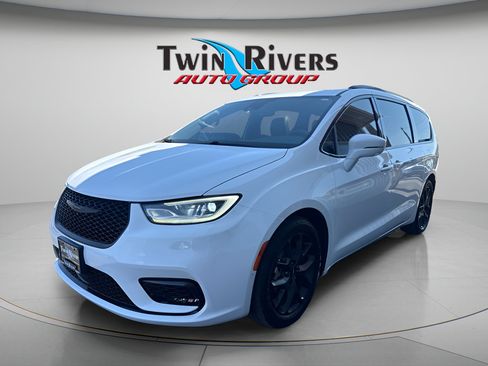 Used 2021 Chrysler Pacifica Touring-L w/ Uconnect Theater Family Group FWD image 1