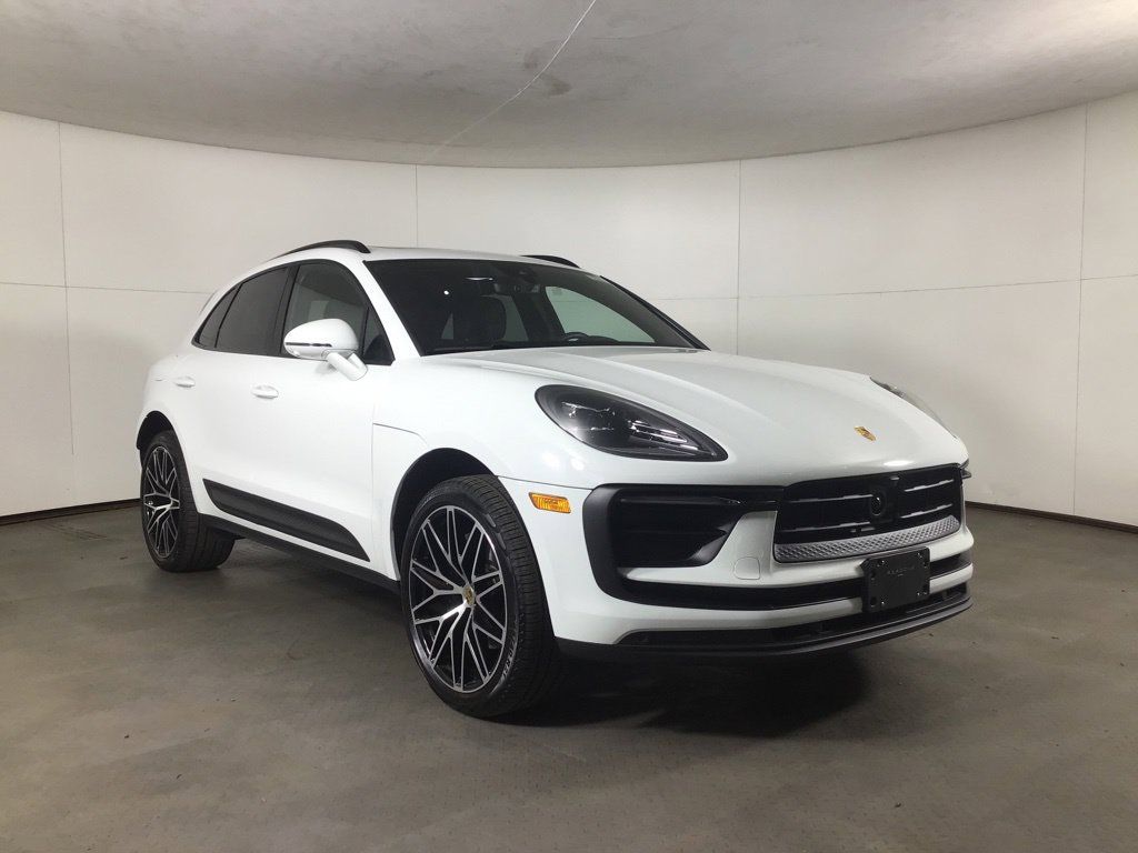 Certified 2026 Porsche Macan AWD/4WD image 9