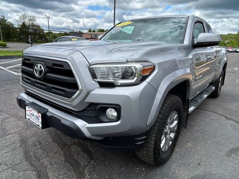 Used 2017 Toyota Tacoma SR5 w/ Tow Package AWD/4WD image 1