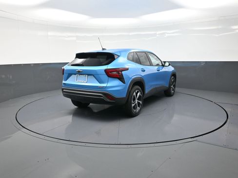 Used 2025 Chevrolet Trax RS image 3