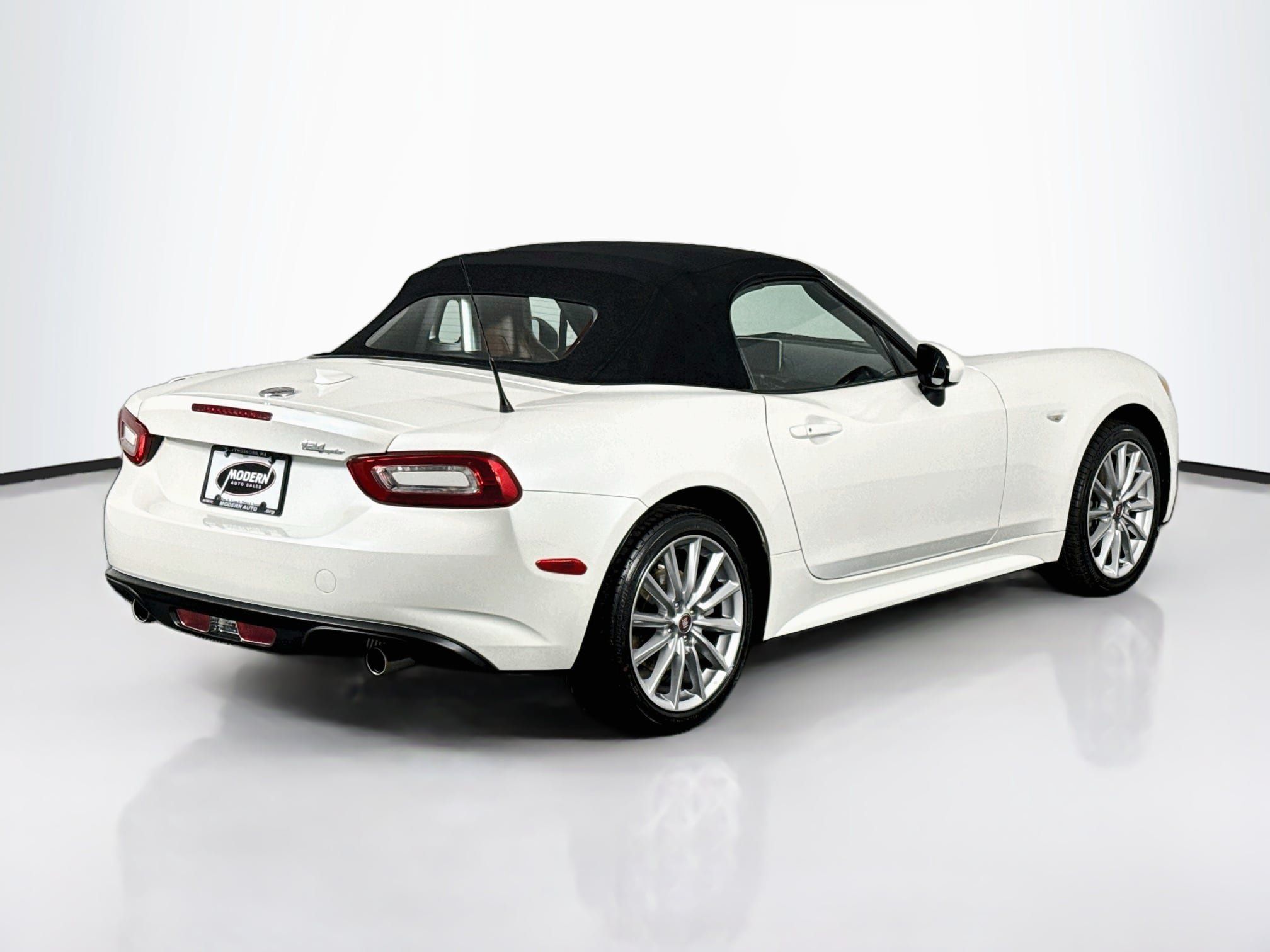 Used 2018 FIAT 124 Spider Lusso w/ Navigation & Sound Group RWD image 15