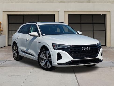Used 2024 Audi Q8 e-tron Premium image 33
