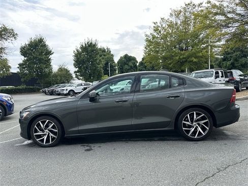 Used 2019 Volvo S60 T6 Momentum w/ Premium Package image 2