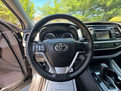 Used 2019 Toyota Highlander LE AWD/4WD image 19