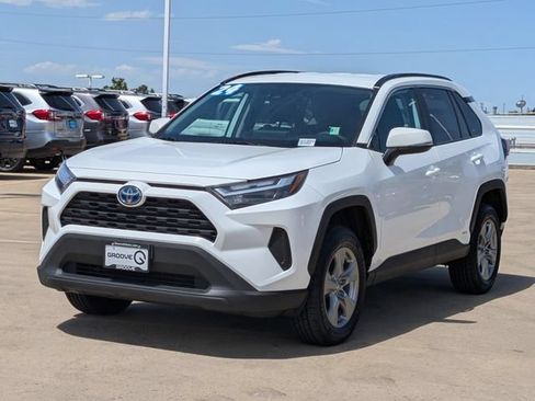 Used 2024 Toyota RAV4 LE AWD/4WD image 8