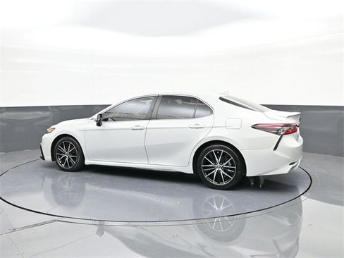 Used 2023 Toyota Camry SE image 5