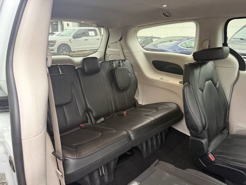 Used 2023 Chrysler Pacifica Touring-L FWD image 14