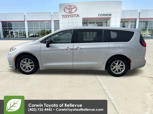 Used 2024 Chrysler Pacifica Touring-L FWD image 2