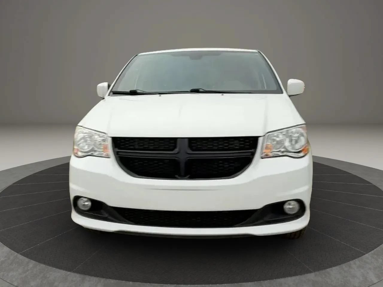Used 2019 Dodge Grand Caravan SXT FWD image 2