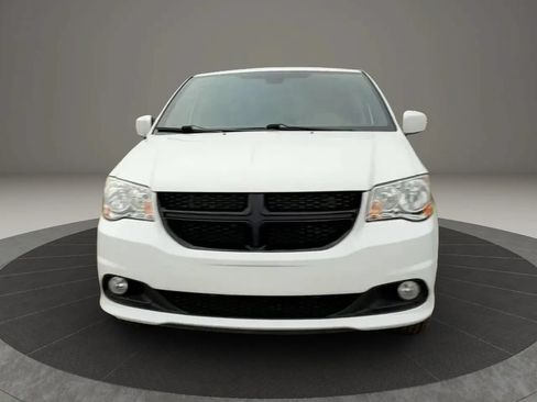 Used 2019 Dodge Grand Caravan SXT FWD image 2