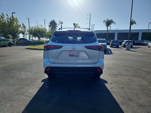 Used 2024 Toyota Highlander XLE FWD image 13