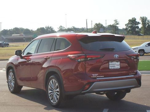 Used 2024 Toyota Highlander Platinum image 17