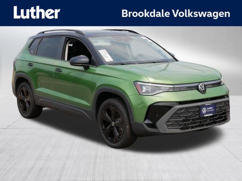 Certified 2025 Volkswagen Taos SE AWD/4WD image 1